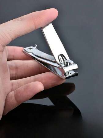 1 件专业指甲钳，经典款式锋利碳钢指甲钳 - 适用于厚指甲和脚趾甲的指甲钳，采用锋利不锈钢制成，男女修甲和修脚护理套装，厚刀片，防过敏，凹边，非常适合修剪指甲，指甲护理工具 | 经典款式指甲钳 | 耐用金属结构，指甲护理 + 1 件用于修甲和修脚的精密修剪工具（颜色和款式随机）