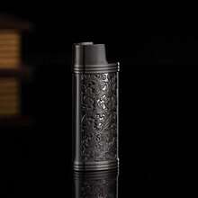 1 件阿拉伯式压花金属 BIC J6 全尺寸打火机盒 - 时尚耐用的打火机支架