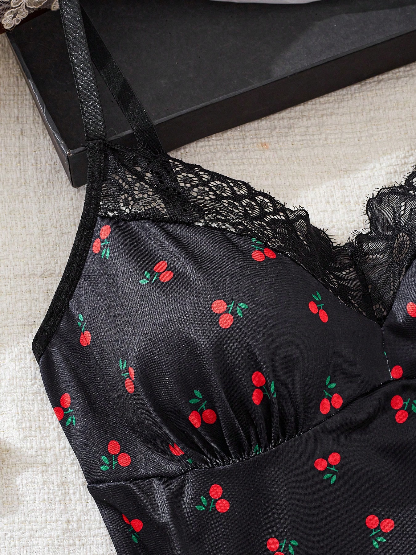 مجموعة ملابس داخلية نسائية مثيرة تتكون من قميص نوم وسروال جي-سترينغ، ريف