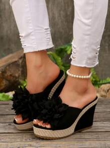 Sandalias de cuña de moda para mujer, adecuadas para vacaciones de verano, de dedo abierto, slip-on, de unicolor, decoración floral hecha a mano, con tira trasera y diseño de empalme