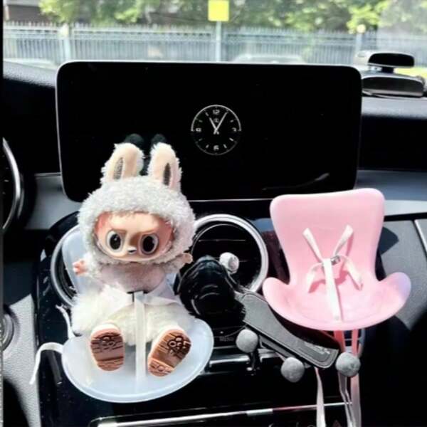 Mini Puppen Sicherheitssitz, Kawaii Idol Puppe Sitz Auto Ornament, Auto Duftaromatisierung Dekoration Accessoires, Muttertags Geschenk, das perfekte Abschlussgeschenk
