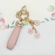 TTOBS 1pc Elegant Leather Key Chain With Lovely Flower Pendant - Durable, Fashionable And Multifunctional Keychain For Women - Variety Of Colors, Perfect Accessory And Gifting Idea For Car Owners