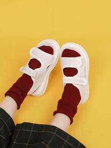 صنادل أطفال صيفية جديدة، الأوتاد مصنوعة من مطاط ناعم، مقاومة للانزلاق والتآكل، تصميم بسيط وأنيق، مناسبة للسفر والخروج والشاطئ والارتداء المنزلي، باللون الأبيض