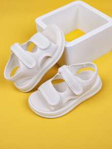 صنادل أطفال صيفية جديدة، الأوتاد مصنوعة من مطاط ناعم، مقاومة للانزلاق والتآكل، تصميم بسيط وأنيق، مناسبة للسفر والخروج والشاطئ والارتداء المنزلي، باللون الأبيض