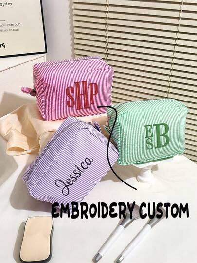 1 pezzo Borsa per il trucco personalizzata con ricamo a lettera e nome, a forma di pinyin, borsa cosmetica impermeabile e portatile, trousse da toilette, regalo per couple, friend, figlia, mamma, girlfriend e coulisse, organizer per tovaglioli, multifunzionale, per tutti gli usi, grande capacità, versatile, multifunzione, colorata, carina, adorabile, di , divertente, alla moda, , in stile coreano, mitico, business, casual, aziendale, da picnic, picnic e da lavoro, unimercati, piatti, personalizzati, adatti per studenti, studenti universitari, professionisti, scuole superiori, università, regali, matrimoni, scuola, ufficio, college, hobby, viaggi, affari, vacanze, lavoro/scuola, campus, tempo libero, laurea, forniture scolastiche, accessori, articoli per insegnanti, insegnanti universitari