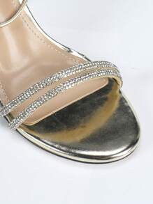 Sandales élégantes pour dames 2024, style de mode femme sexy à l'anglaise minimaliste et confortable, avec fines brides strass en or/argent/blanc brillant métallique en PU. Talons moyens hauts classiques, style socialite . Légères et pratiques pour la marche et les longues heures, style de rue