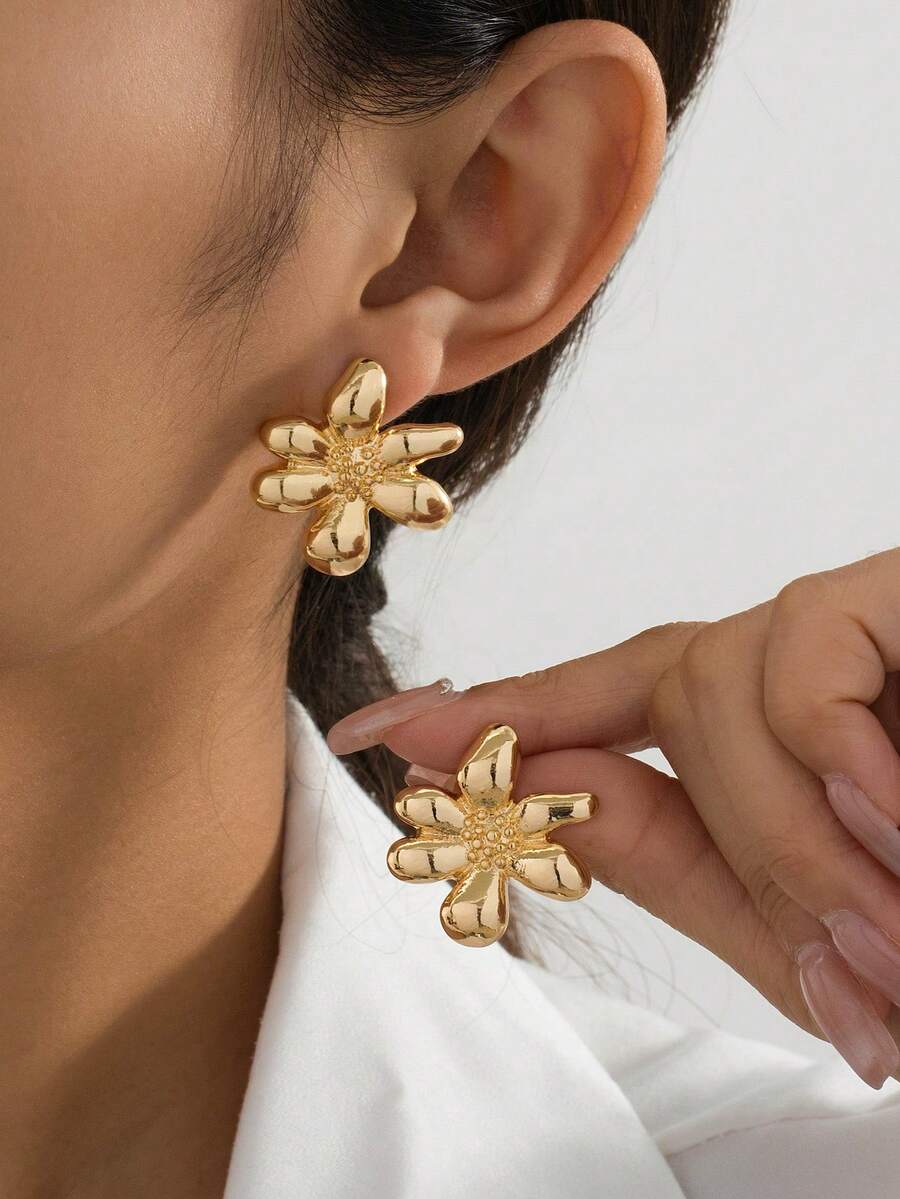 1 Pair Fashionable 3D Golden Flower Stud Earrings, Party Gift For Women - Yellow Gold - View 1