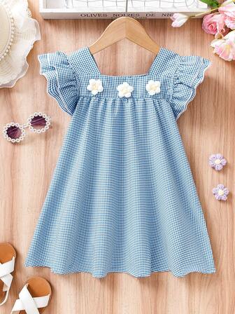 年轻女孩的度假格子荷叶边短袖连衣裙，经典红白格子娃娃裙，饰有精致飘逸的袖子和花朵装饰，可搭配手工编织包，散发乡村少女魅力。适合日常外出、节日聚会或夏季出游，展现甜美活力，适合4-7岁女孩，春夏