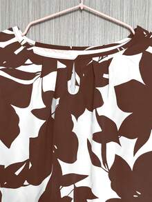 女士随机印花短袖衬衫 - 休闲圆领宽松版型涤纶衬衫，适合所有季节和夏季度假穿着 - 咖色 - 查看 3