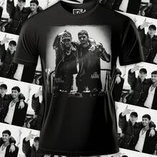 Playera Unisex con Estampado de Neton Vega PesoPluma | Diseño Urbano y Comodo | Streetwear, Festivales y Uso Diario | Algodón Peinado y Corte Holgado  | Ideal para Outfits Casuales, Fiestas o Regalos | Hombre y mujer - Negro - Ver 1