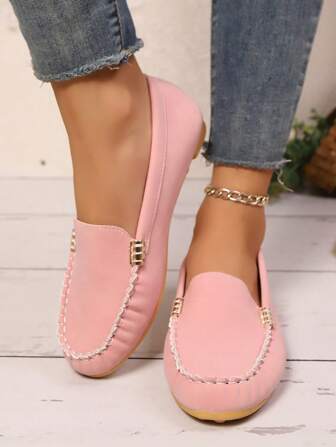 Nuevos mocasines de piel ligeros y suaves versátiles para otoño/invierno y primavera/verano de talla grande, zapatos planos casuales con hebilla metálica y punta redonda, transpirables para uso diario, oficina y vacaciones. Zapatillas de mujer con adorno floral plisado y lindo color rosa hechas a mano.