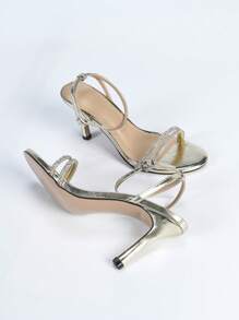 Sandales élégantes pour dames 2024, style de mode femme sexy à l'anglaise minimaliste et confortable, avec fines brides strass en or/argent/blanc brillant métallique en PU. Talons moyens hauts classiques, style socialite . Légères et pratiques pour la marche et les longues heures, style de rue