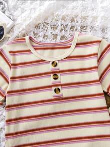 Niña joven en estilo casual retro con top de manga corta a rayas combinado con pantalones acampanados, que exhibe un estilo de ocio americano. La cómoda tela de punto permite un movimiento fácil. Adecuado para salidas diarias, vacaciones familiares o reuniones casuales, este conjunto presenta un aspecto relajado y con estilo.