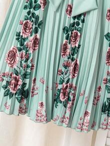 Váy in hoa hồng cổ điển cho bé gái, phong cách cung điện Pháp. Chiếc váy lấy cảm hứng từ phong cách cổ điển này có thiết kế in hoa hồng và váy xếp ly bồng bềnh, thể hiện tính thẩm mỹ thanh lịch. Phù hợp cho những dịp trang trọng như đám cưới, tiệc và tiệc tùng. - Bụi tím - Xem 7