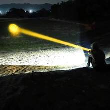 1支超亮LED手电筒，双色（白光和黄光），高功率LED手电筒，14种照明模式，2000米远射程，可调节变焦，可充电，适用于户外露营、钓鱼、狩猎、徒步旅行和紧急情况。 - 黑色 - 查看 5