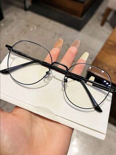 1副女士高颜值学生防圆角纯色平光眼镜。简约百搭，透明镜片适合阅读和电脑观看。