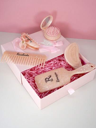 5 st personliga kammar, specialanpassad borste, mors dag-present, 5 st hårborsteset, bredtandad kam, marmorerad luftkuddekam med handtag, bananhårspänne, håraccessoarer, multifunktionell, dekorativ, bokstav, enfärgad, utsökt, snygg, vintage, modern, färgglad, fritid, basplagg, vardaglig, mjuk, unik, anpassad, personlig, anpassad, perfekta presenter till henne, flickvän, henne, pojkvän, vänner, julaccessoarer