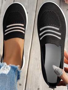 Tenis blancos casuales y ligeros para mujeres, zapatos de enfermería versátiles y sin fatiga, tipo slip-on, ideales para usar con vestidos - Negro - Ver 2