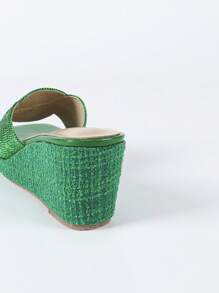Sandali con plateau in tessuto intrecciato stile europeo e americano per l'estate 2025, colore verde, design con fibbia e corda, tacco a zeppa spesso