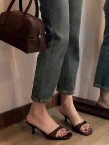 Französische elegante High Heel Slide Sandalen, offene Zehenminimal-Stil Absatzsandalen für Frauen, Kitten Heels - Braun - Übersicht 4