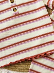 Niña joven en estilo casual retro con top de manga corta a rayas combinado con pantalones acampanados, que exhibe un estilo de ocio americano. La cómoda tela de punto permite un movimiento fácil. Adecuado para salidas diarias, vacaciones familiares o reuniones casuales, este conjunto presenta un aspecto relajado y con estilo.