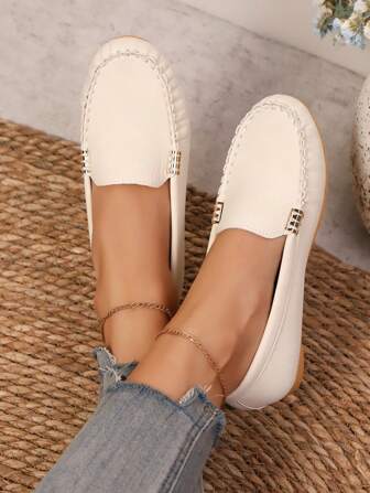 秋冬新款轻质软底时尚低帮平底一脚蹬鞋，百搭春夏/四季，加大码，休闲装，金属装饰圆头，透气日常通勤，拼布荷叶边饰边手工米色优雅女士乐福鞋，女式运动鞋