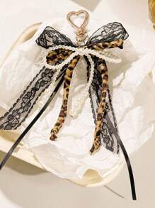 Porte-clés femme en forme de cœur avec nœud en fausses perles et imprimé léopard, boucle à ressort en forme de cœur couleur or clair, pendentif en dentelle et perles – un accessoire métallique élégant pour sacs à dos, portefeuilles et coques de téléphone. Pendentif couple à la mode et à la mode style années 2000, sac bowling, sac à main, sac bandoulière, cadeaux de fête, de remise de diplôme, d'anniversaire, de Nouvel An, pour couples, famille, amis et camarades de classe.