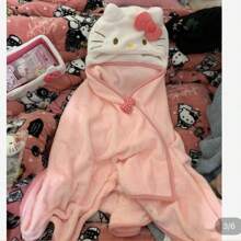 Sanrio 1 pieza Manta con capucha de Hello Kitty by Sanrio - Felpa suave de coral, rosa, cómoda para la oficina, el aula, el sofá o la cama, ideal para fans del personaje y para mantener el calor en la cama | Manta decorativa | Producto de marca Sanrio, manta de Hello Kitty para decoración de baño del hogar, verano, vuelta al colegio, salón de belleza