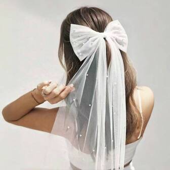 珍珠蝴蝶结形网丝褶边丝带发饰，适合优雅新娘的婚纱和头饰。