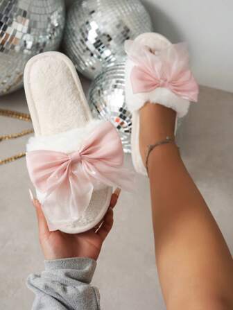 Mules couleur bonbon rose avec nœuds papillon pour femmes, décontractées, avec applications. Tenue de maison et de loisirs, printemps/été