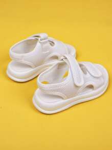 صنادل أطفال صيفية جديدة، الأوتاد مصنوعة من مطاط ناعم، مقاومة للانزلاق والتآكل، تصميم بسيط وأنيق، مناسبة للسفر والخروج والشاطئ والارتداء المنزلي، باللون الأبيض