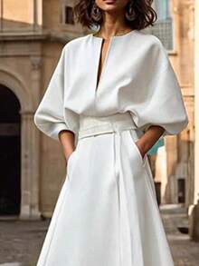 فستان طويل أسيمتري ذو شق مع قصة خفيفة على الصدر وحزام خصر، بأكمام على شكل خفاش، من موضة الربيع والخريف لعام 2025