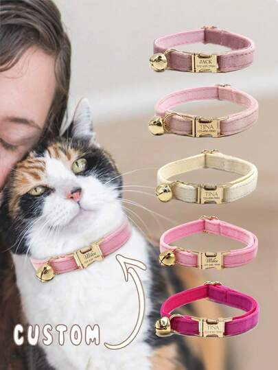 1 pieza Collar de gato de terciopelo rosa elegante personalizado con campana, con nombre y número de teléfono personalizables - Evita que tu mascota se pierda. Decorativo, grabable, de material de acero inoxidable, de moda, colorido, retro, lindo, minimalista, adorable. Collar de mascota personalizable y único, adecuado para aniversario, cumpleaños, ambiente de vacaciones, inspiración para la vida al aire libre.