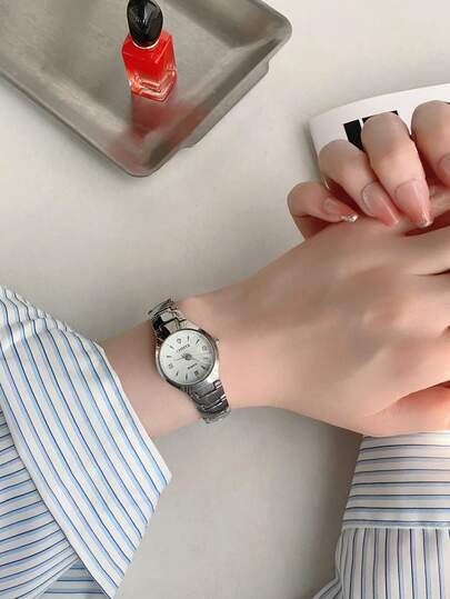1 件新款女士手表石英小表盘轻便女士办公室佩戴石英表适合日常佩戴，带日期晚宴派对等场合