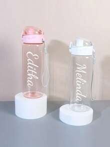 1个780毫升/26盎司儿童个性化姓名水瓶 - 可定制宝宝姓名LOGO，塑料材质，建议手洗，轻便，圆形设计，适合跑步、运动、开学、返校礼物、派对、旅行、学校水瓶、生日、毕业典礼等场合，是送给男孩、女孩、青少年的理想礼物。多功能、装饰性强、字母图案、时尚、现代、色彩丰富、可爱、休闲、可定制、个性化、独特、个性化定制，是送给她、儿子、女儿的理想礼物，也适合万圣节、返校季、圣诞节等场合。