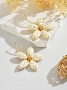 1 Pair Handmade Fashionable & Versatile Raffia Grass White 5-Petal Flower Earrings, Fresh And Sweet Raffia Woven Flower Earrings Suitable For Women's Daily, Party And Holiday Wear - White - View 3