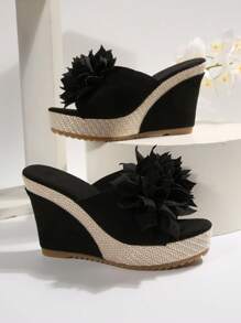 Sandalias de cuña de moda para mujer, adecuadas para vacaciones de verano, de dedo abierto, slip-on, de unicolor, decoración floral hecha a mano, con tira trasera y diseño de empalme