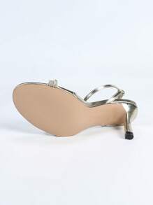 Sandales élégantes pour dames 2024, style de mode femme sexy à l'anglaise minimaliste et confortable, avec fines brides strass en or/argent/blanc brillant métallique en PU. Talons moyens hauts classiques, style socialite . Légères et pratiques pour la marche et les longues heures, style de rue