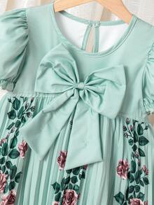 Váy in hoa hồng cổ điển cho bé gái, phong cách cung điện Pháp. Chiếc váy lấy cảm hứng từ phong cách cổ điển này có thiết kế in hoa hồng và váy xếp ly bồng bềnh, thể hiện tính thẩm mỹ thanh lịch. Phù hợp cho những dịp trang trọng như đám cưới, tiệc và tiệc tùng. - Bụi tím - Xem 5