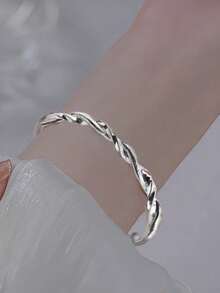 1 件简约基本款扭曲光滑手镯，适合女性日常佩戴