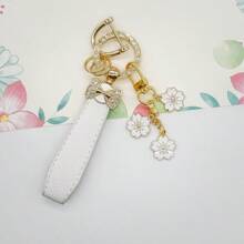 TTOBS 1pc Elegant Leather Key Chain With Lovely Flower Pendant - Durable, Fashionable And Multifunctional Keychain For Women - Variety Of Colors, Perfect Accessory And Gifting Idea For Car Owners
