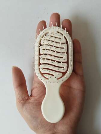 1支迷你象牙色镂空造型梳，干湿两用，适合夏季、返校季、旅行度假等场合，是女士必备的美发配件。这款梳子集梳理、边缘梳、发梳、解结梳、球形梳、迷你发梳套装、木梳、发梳、梳子、后梳、发梳、边缘梳、解结梳、美发工具、美发用品、护发、卷发梳、理发师、美发设备、小梳子、迷你发梳、发型、美发、发梳、后梳、造型梳、卷发梳、边缘梳、发梳、梳发、发梳套装、梳发、卷发梳、解结梳、女士发梳、头发、旅行、美发产品、美发工具、美发用品、理发师、理发师配件、理发店、美发设备于一体。