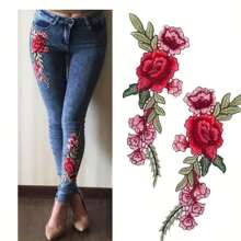 1 paio (2 pezzi) Set di Applicazioni ricamate a fiori rosso brillante, Applicazioni in tessuto da cucire per jeans, cappelli e borse - Adesivi in tessuto eleganti con disegni floreali dettagliati