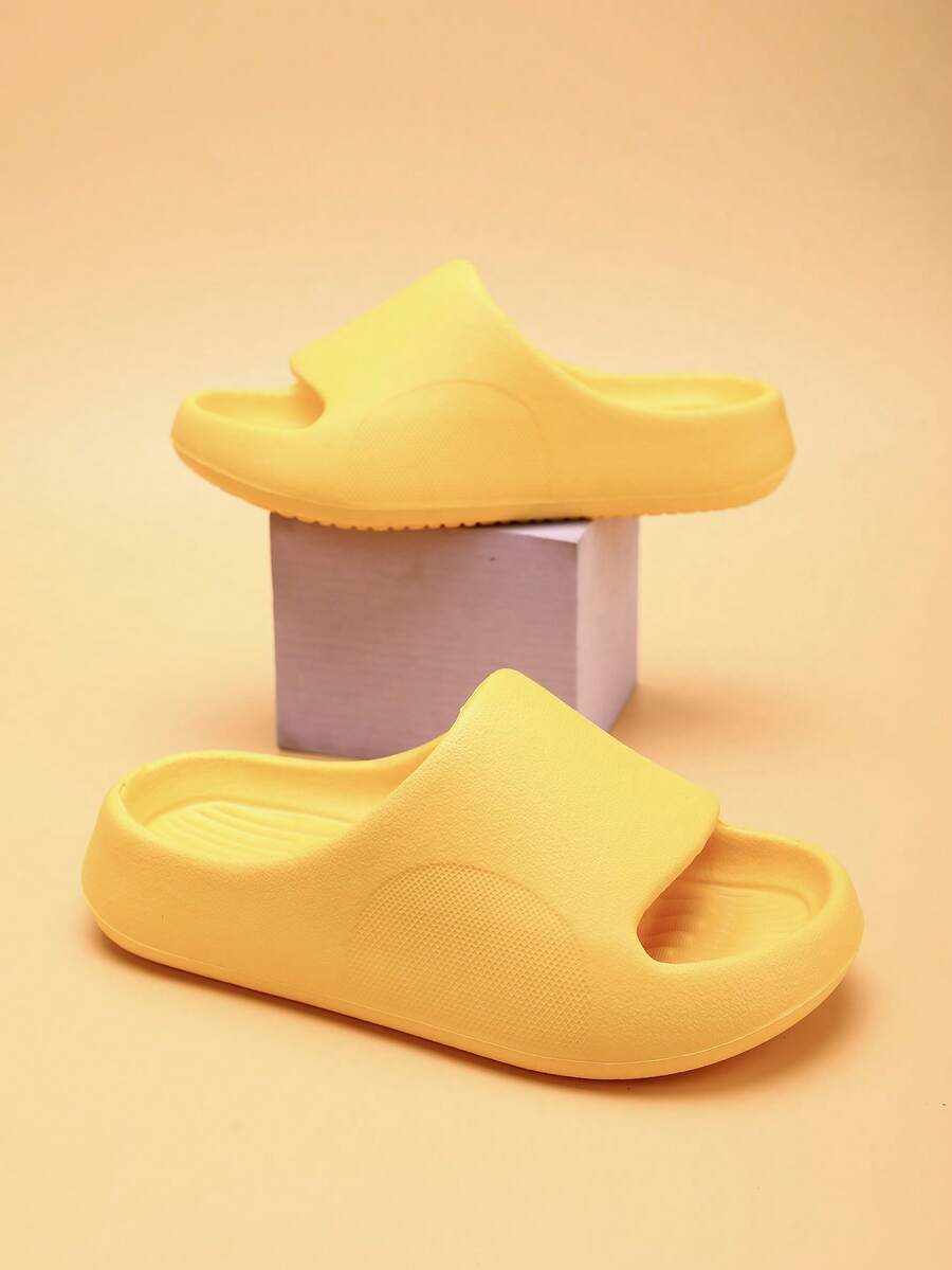 Pantuflas de espuma para niños, sandalias ligeras antideslizantes de suela blanda y lindas para niños, casual para usar en el hogar, interior, exterior y playa, unisex - Amarillo - Ver 1