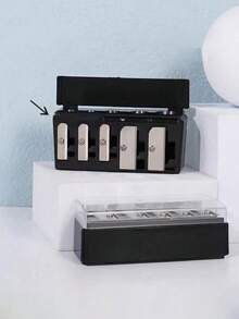 Bộ dụng cụ trang điểm cao cấp màu đen 5 lỗ gồm bút kẻ mắt và bút kẻ lông mày, kèm gọt bút chì và dụng cụ uốn mi đa năng tiện dụng. Thích hợp cho trang điểm, giá rẻ, trang trí phòng ngủ, bàn trang điểm, du lịch, phòng ngủ, phụ kiện trang điểm, quà tặng Giáng sinh, dụng cụ trang điểm, đồ dùng giá rẻ, quà tặng, quà tặng cho phụ nữ, quà Giáng sinh, quà khuyến mãi, du lịch, đồ dùng giá rẻ, đồ dùng cần thiết khi đi du lịch. - màu đen - Xem 5