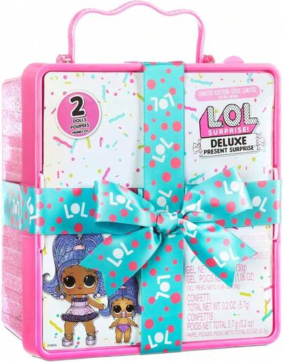 LOL Deluxe Present Surprise Muñeca Y Hermanita. Fabuloso empaque regalo que dibujará una sonrisa en la cara de tu niña.   Envuelto con un lazo y una etiqueta para los mensajes especiales.  Incluye una pancarta de fiesta, una invitación, confeti y arena cinética que puedes diseñar para tu fiesta.