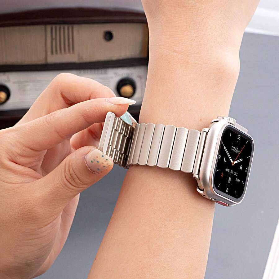 银色磁性不锈钢表带，纤薄金属表带，兼容苹果系列10、9 Ultra、8、7、SE、6、5、4、3、2、1代。时尚智能手表表带，不锈钢表链，适用于40mm、42mm、44mm、45mm、49mm、38mm、41mm、46mm表盘。男女通用，四季皆宜，时尚易戴。