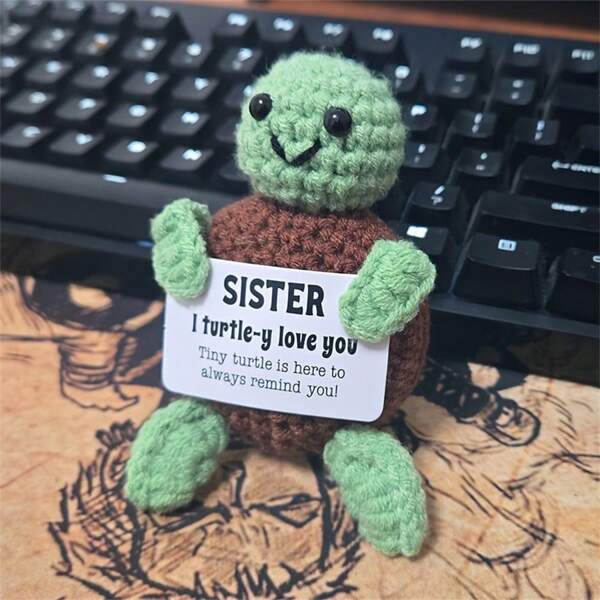 1 Stück handgefertigtes gehäkeltes Plüsch-Schildkröten-Ornament mit motivierender Botschaft - grüner Stoff, süße Büro-Schreibtisch & Auto-Deko, perfektes Geschenk für Männer & Frauen, Geburtstag, Party, Schildkröten Dekoration