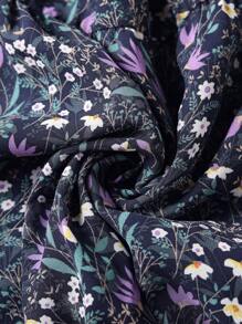 Falda mini acampanada con estampado floral pequeño en talla grande EARO, de corte holgado, elegante y versátil