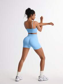 TCVC 女式无缝春夏时尚纯色超弹裸感透明耐磨运动文胸 + 短裤 2 件套。高覆盖减震聚拢衬垫性感细肩带工字背设计。高腰修身蜜桃臀纯色紧身 3 英寸短裤。适合跑步、瑜伽、健身、户外、休闲、娱乐 - 淺藍色 - 查看 3